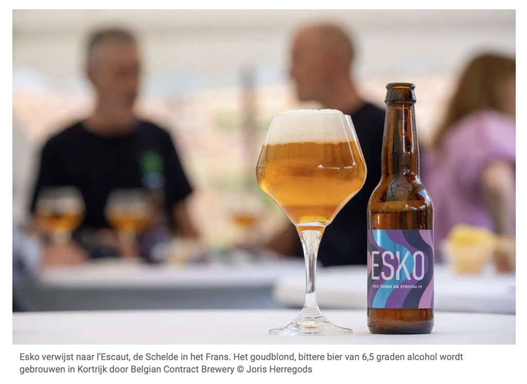 afbeelding van en flesje ESKO op tafel, uitgeschonken in een bierglas