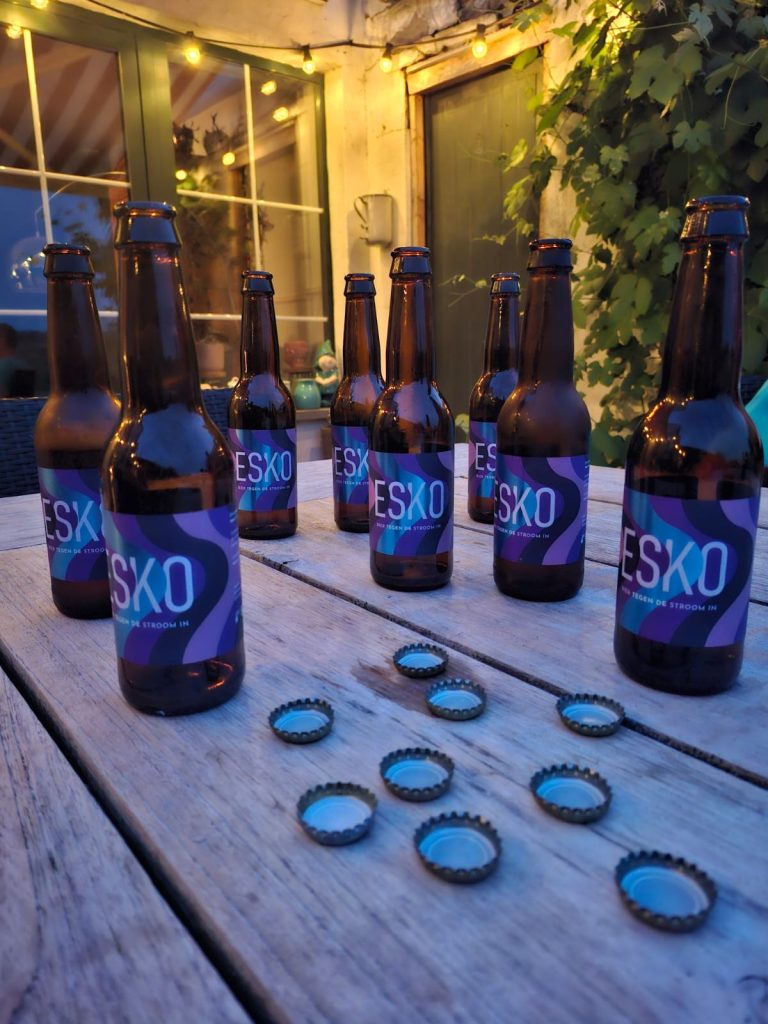 10 flesjes bier op tafel tijdens een zwoele zomeravond